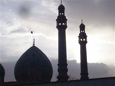 نمایی از گنبد و گلدسته های مسجد جمکران